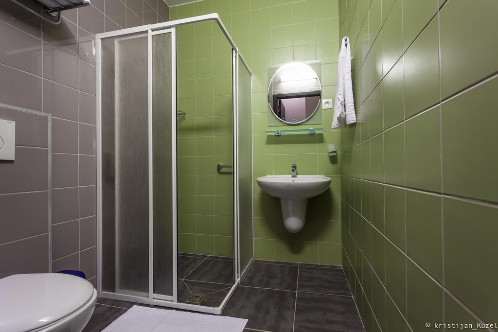 Es Hostel Saint-Gilles Экстерьер фото