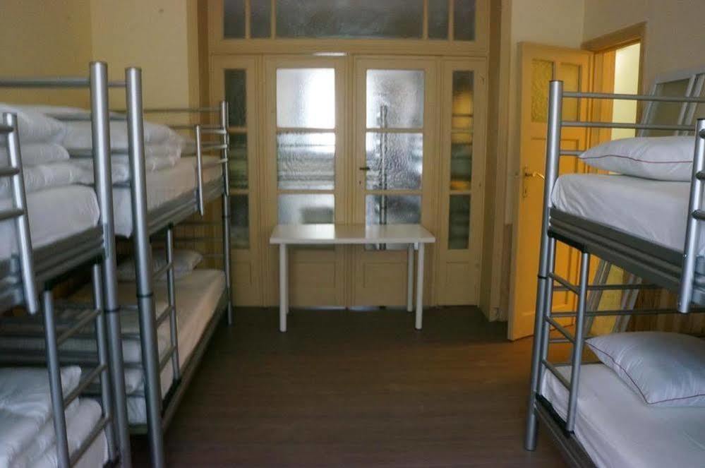 Es Hostel Saint-Gilles Экстерьер фото